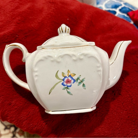 Vintage Windsor Made in England Floral Teapot w/Lid Gold Trim. - Picture 2 of 4